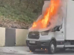 На дороге в Сочи загорелся грузовой фургон 