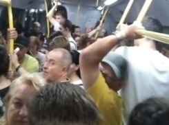  8 вечерних автобусов отменили в Сочи, создав давку среди пассажиров