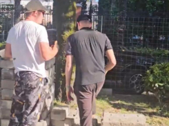 «Люди вынуждены передвигаться с маленькими детьми по проезжей части»: туристы жалуются на ремонтные работы в Сочи во время летнего сезона