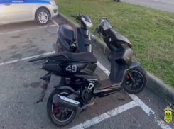 Четырех подростков-мопедистов без прав, младшему из которых всего 12 лет, поймали в Сочи 