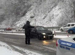 Автоинспекторы регулируют движение на Мамайском перевале Сочи