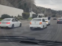 Свадебный кортеж устроил опасные гонки на трассе Сочи– Адлер