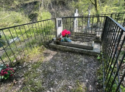 Могилы уплыли в сторону моря: в Сочи кладбище сползает в реку