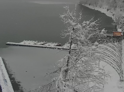 Слоем снега покрылось озеро Рица в Абхазии