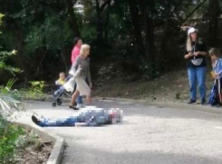 Пенсионер упал в обморок на улице в Сочи