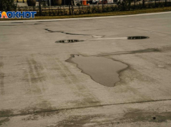 Автолюбительница из Сочи самостоятельно починила дорожное покрытие