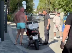 Сотрудник пляжного кафе в Сочи напал на туриста за неправильную парковку