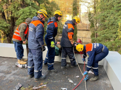 Мужчина рухнул с лестницы на крышу здания в Сочи