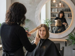 Жительница Сочи пригласила парикмахера на праздник и лишилась 118 тысяч рублей