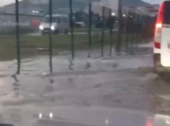 Сильный ливень затопил автотрассу в Сочи