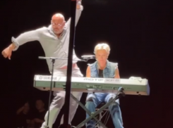  Худрук театра Сочи Максим Аверин вышел на сцену спеть с Дианой Арбениной