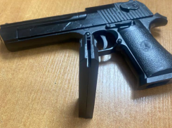 Приезжий в Сочи угрожал автомобилисту пистолетом