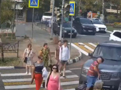 Водитель перепутал педали: в Сочи внедорожник влетел в пешеходов 
