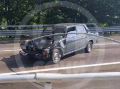 В Сочи легковушка протаранила ограждение, скользя по асфальту