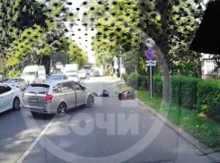 Момент наезда иномарки на скутериста попал на видео в Сочи