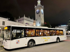 На дорогах Сочи появились новогодние «автобусы желаний»