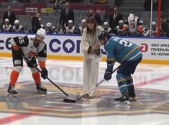 Дочь погибшего Героя России открыла хоккейный матч в Сочи