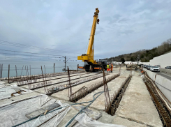 Ремонт моста в районе пляжа «Красный Штурм» в Сочи идёт опережающими темпами