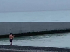 Горе-отец насильно окунал плачущих маленьких детей в холодное Черное море