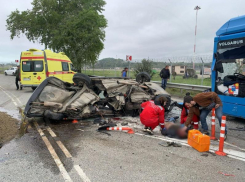 Водитель легковушки погиб после столкновения с автобусом в Сочи
