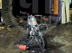 Парень выкатил 10 мотоциклов, из загоревшегося гаражного комплекса в Сочи