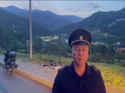 Пассажирка скутера погибла при столкновении со столбом на трассе в Сочи