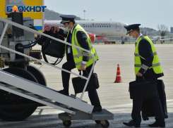 Пассажиры прождали вылет из Сочи 5 часов, сидя на борту без света и еды 