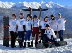 Подростки с протезами конечностей учатся кататься в горах Сочи