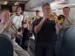 Артисты Мариинского театра исполнили «Марш авиаторов» на рейсе из Сочи