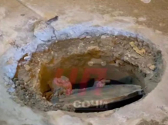 Автомобили массово пробивают колеса из-за сломанного люка в тоннеле Сочи