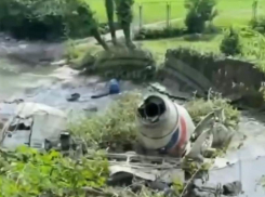 Бетономешалка с водителем упала в реку в Сочи