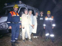 Спасатели Сочи нашли в лесу группу заблудившихся туристов 