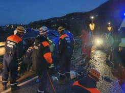 Умерла 74-летняя пассажирка, которую достали из искореженной машины, попавшей в ДТП на обледенелом мосту в Сочи