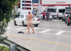 Лысый голый мужчина бросался на машины на трассе в Сочи
