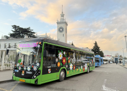 Праздничный электробус курсировал по Сочи 8 Марта