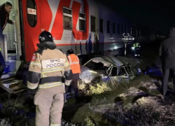 Пассажирский поезд, следовавший из Сочи в Санкт-Петербург, протаранил автомобиль