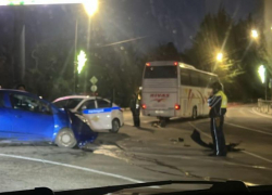 ДТП с участием автобуса и патрульного автомобиля произошло в Сочи из-за автоледи
