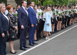 Мэр города поздравил сочинских выпускников с последним звонком