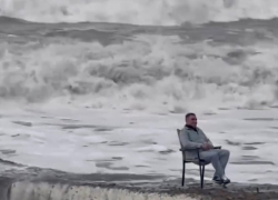 Ради эпичного фото мужчина залез в штормовое море в Сочи на стуле