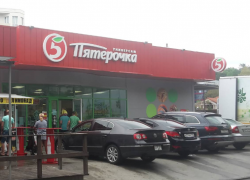 Брюнетка бросалась бутылками вина в супермаркете Сочи