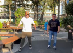 Кондитер Ренат Агзамов устроил челлендж с отжиманиями на пляже Сочи