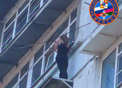 Спасатели в Сочи достали с козырька шестого этажа загадочную незнакомку
