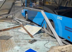 В Сочи на Ж/Д вокзале водитель автобуса врезался в остановку из-за проблем с сердцем