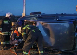 Спасатели Сочи достали людей из искореженной машины, попавшей в ДТП