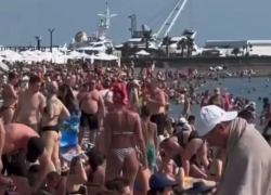 «Ёханый-бабоханный!»: заполненный туристами пляж Сочи попал на видео