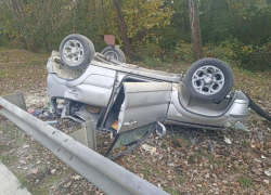 Девушка и женщина погибли в перевернувшемся на трассе в Сочи автомобиле