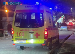 Мопедист попал под колеса такси в Сочи