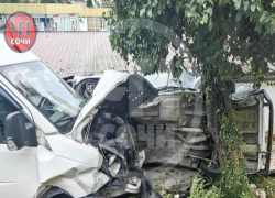 Микроавтобус раздавил легковой автомобиль на трассе Джубга — Сочи