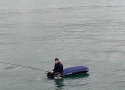 Суровый сочинский рыбак плавал на надувном матрасе, используя ноги, как мотор