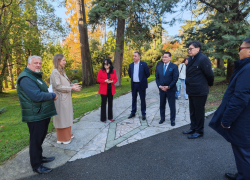 Посол и консул Монголии посетили Дендрарий Сочи